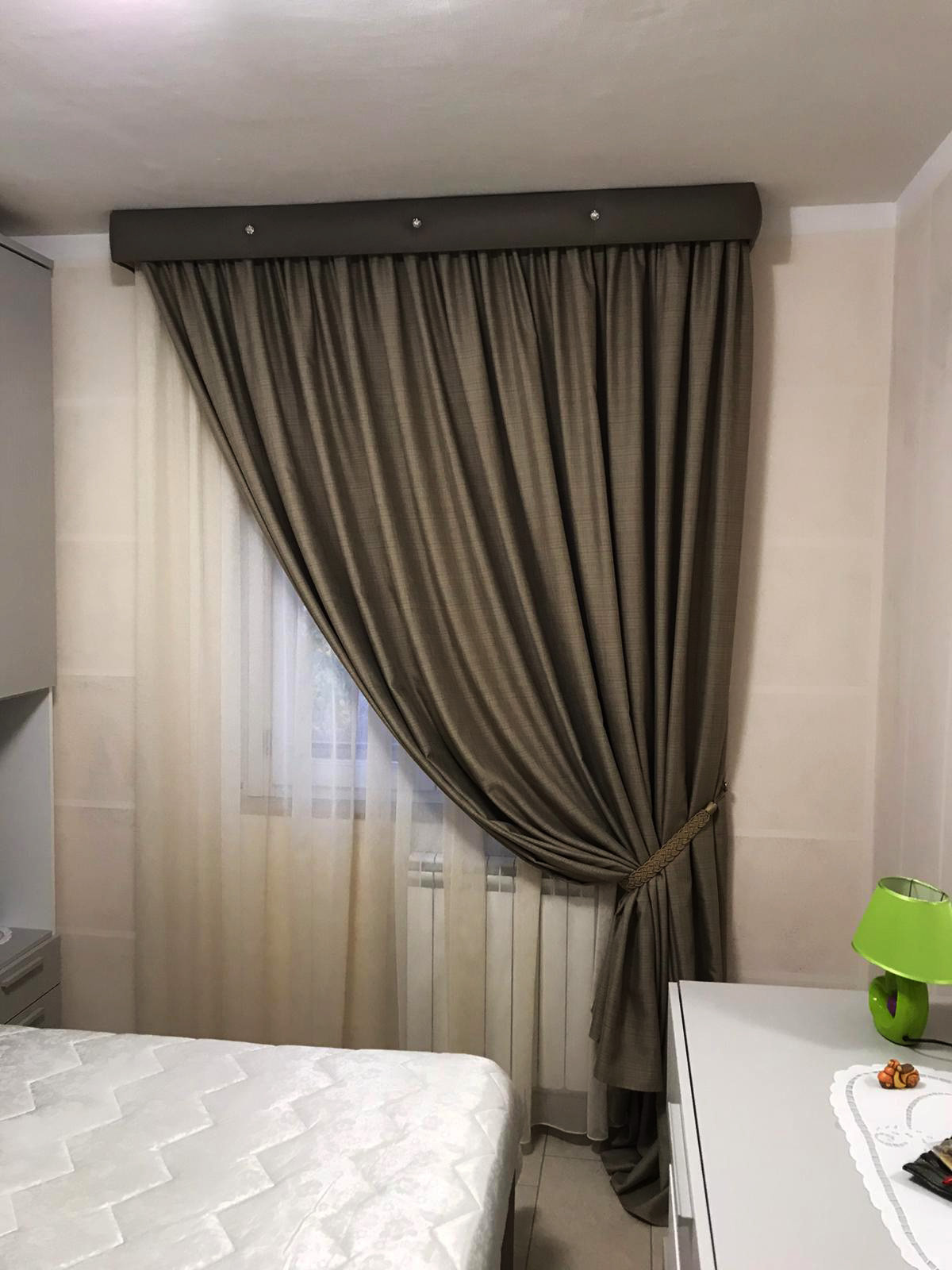 <span>Tende da interno</span>Tenda a rullo con mantovana imbottita